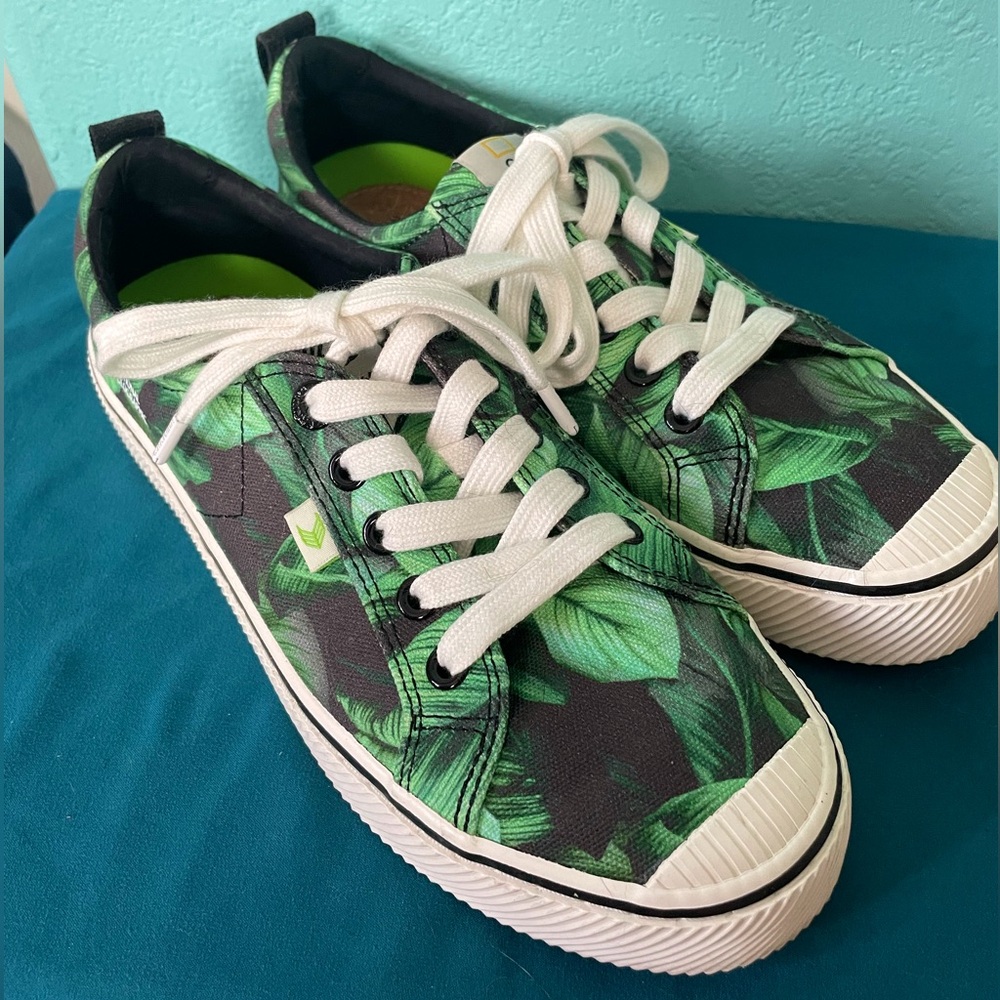 Cariuma x National Geographic 8.5W 7M green leaf sneakers - worn once